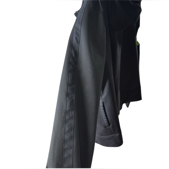 UnderArmour Lightweight, Zippered. No Tags, Fits like a Small - Picture 4 of 6